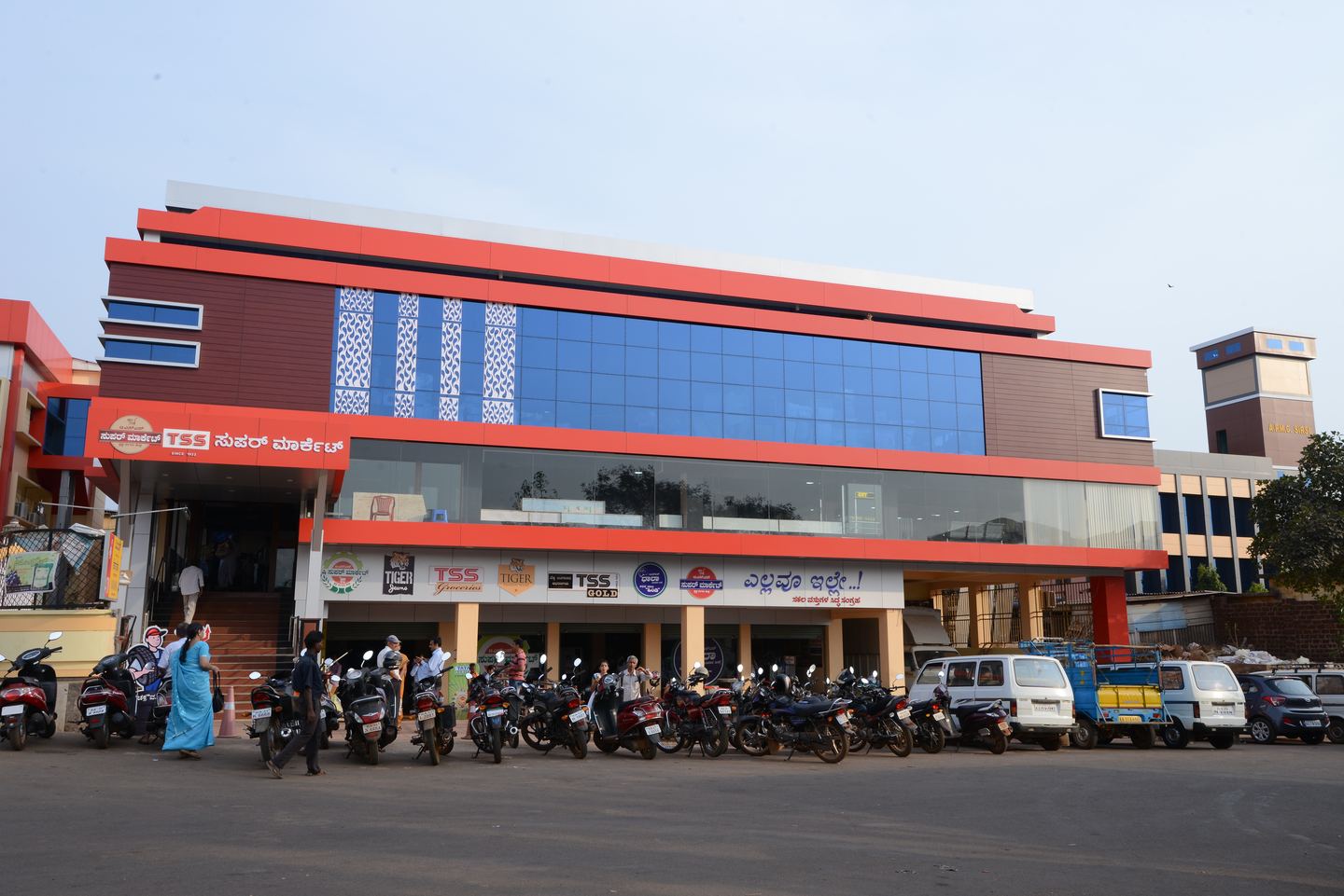 The Super Market entrance, under the ಎಲ್ಲವೂ ಇಲ್ಲೇ board